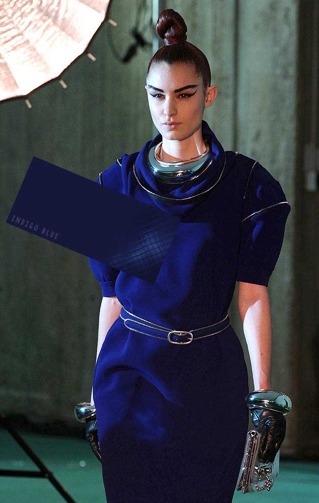 Jean Paul Gaultier incorpora al índigo, un azul con tonos violetas en su estilo muy urbano
