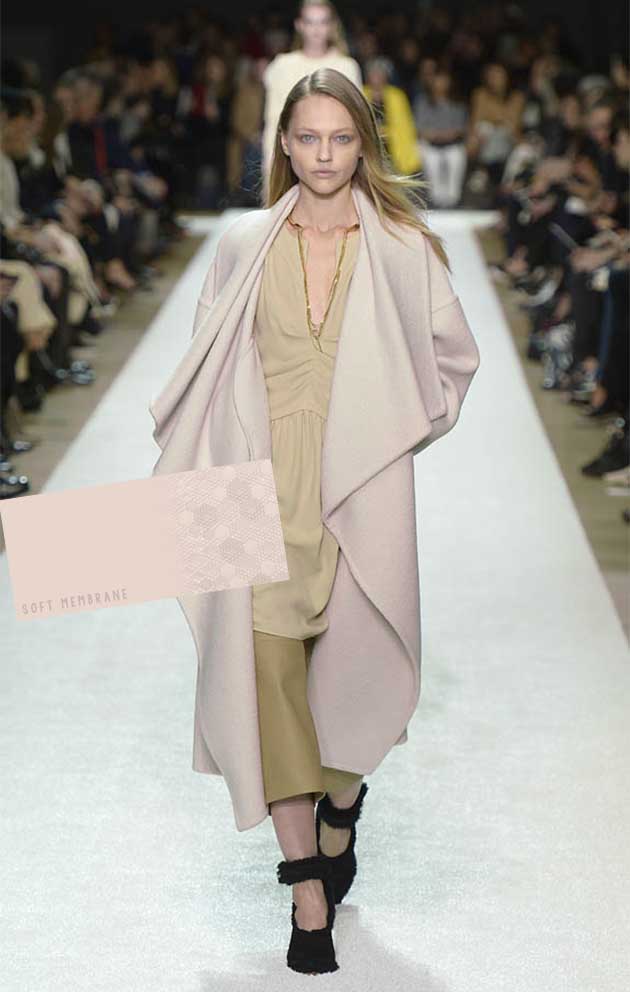 Este color "soft membrane" le queda perfecto al estilo clásico de Chloe