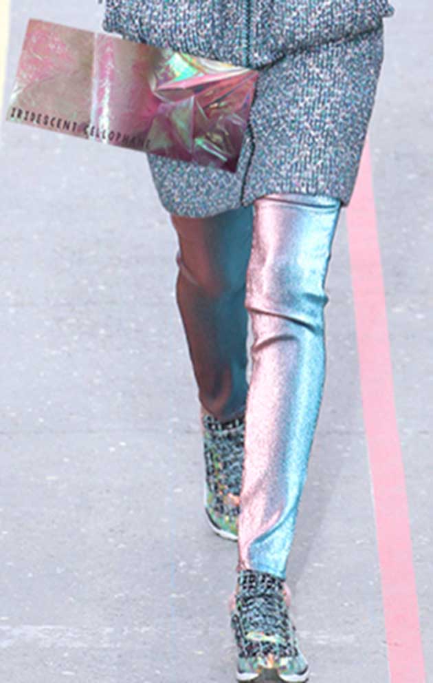 Chanel combina un top de tejidos clásico con algo de alborota toda su marca: leggings color iridescente
