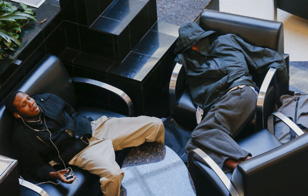 Pasajeros duermen en el aeropuerto Hartsfield-Jackson de Atlanta. Foto/ EFE