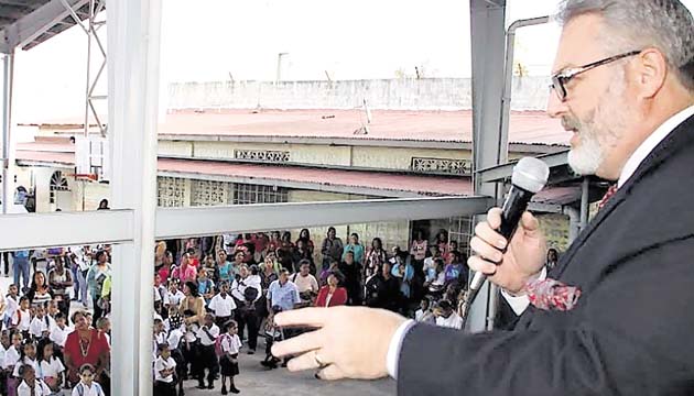 Emisarios. Los ministros de Estado volvieron a los colegios para cerciorarse de los avances, mejoras y daños en los planteles. El Ejecutivo les encomendó participar de los actos cívicos. El ministro de Gobierno, Milton Henríquez, estuvo en la escuela Pedro J. Sosa.