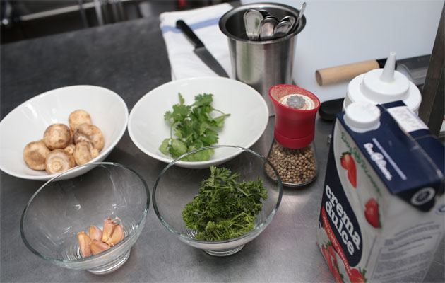 Los ingredientes de la salsa, falta el aceite de oliva. Foto Aurelio Herrera