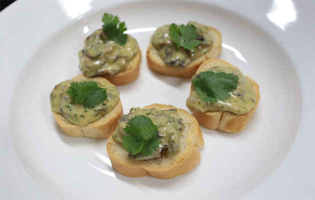 Salsa de hongos en plato, foto Aurelio Herrera