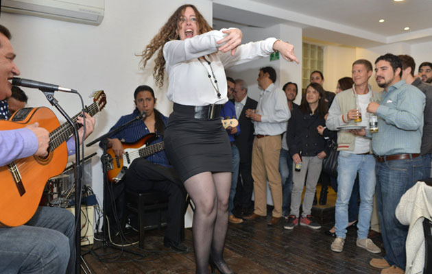 Tardeo en un bar español en México donde una clienta baila flamenco con guitarristas en directo foto EFE
