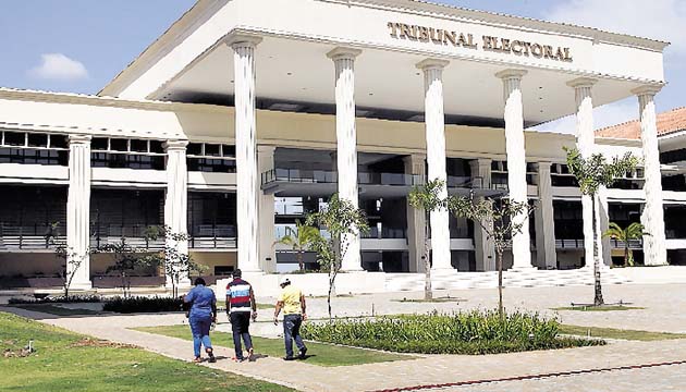 Falta constitucional. En Panamá, pese a no estar normado como un delito el nepotismo sí se castiga como una falta, y que en el caso del magistrado Erasmo Pinilla, deberá ser esclarecida en la Corte Suprema de Justicia (CSJ), luego de que la Procuraduría de la Administración le remitiera el caso.