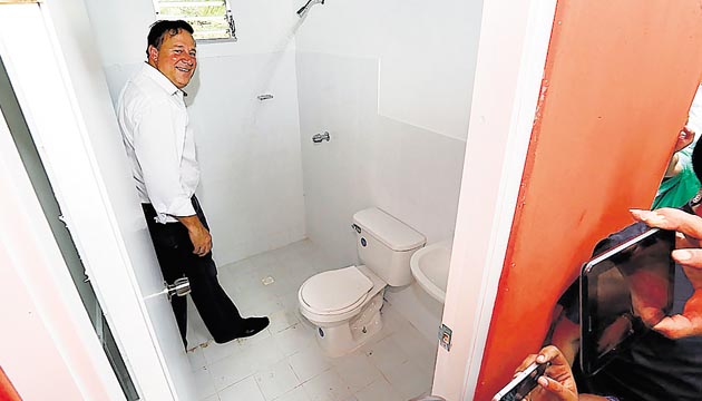 En principio, el presidente Juan Carlos Varela dijo que se les dará solución a aquellas zonas rurales que ya cuenten con agua potable para que así puedan conectarse al alcantarillado.