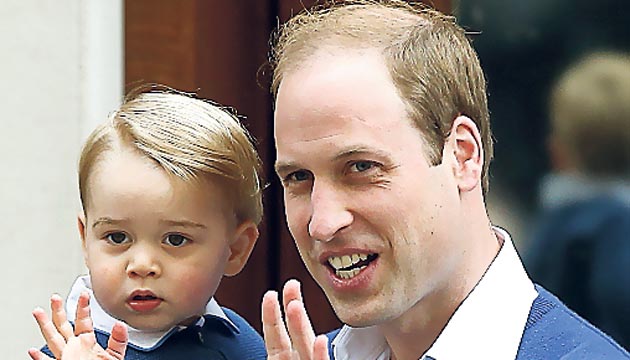 William y George saludan afuera del hospital.