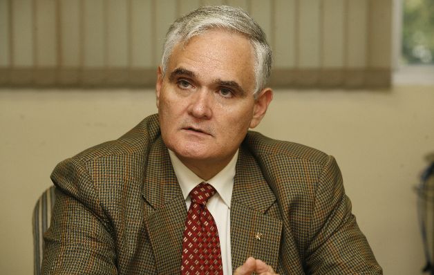 Primero: El administrador de la ACP, Jorge Quijano, es uno de los funcionarios que gana más que el presidente de la República. Quijano devenga un salario anual de 148,599 dólares: 12,383 dólares más otros emolumentos que totalizarían 14,000 dólares mensuales.