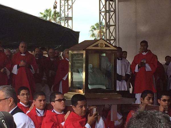 Camisa que utilizó el beato Arnulfo Romero el día que fue asesinado. Foto/@EugenioChicas Camisa que utilizó el beato Arnulfo Romero el día que fue asesinado. Foto/@EugenioChicas
