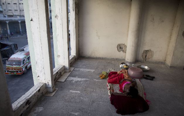 Zarmor Sendi duerme en una habitación abierta. Haitianos convierten ruinas del terremoto en hogares