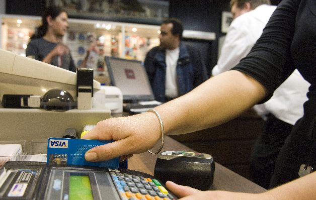 De acuerdo con cifras de la Asociación Bancaria de Panamá, de junio de 2014 a junio de 2015, los panameños han consumido en crédito estrictamente personal unos $5,530 millones, de los cuales unos $1,509 millones de dólares fueron en tarjetas de crédito. Ahorre plata al comprar con su tarjeta de crédito