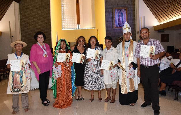 2. Alumnos de la escuela ganadora del certamen de dramatización, C.E.B.G. Francisco Beckman, Panamá Norte con la presidenta Anita de Moreno y las   vicepresidentas. 