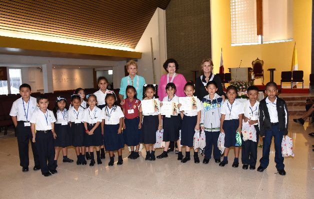 3. Grupo total de alumnos participantes de la categoría de Pictórico Nivel I, con la presidenta Sra. Anita de Moreno y las  vicepresidentas Sra. Dayra de Fábrega y Sra. Gerta de Pérez. 