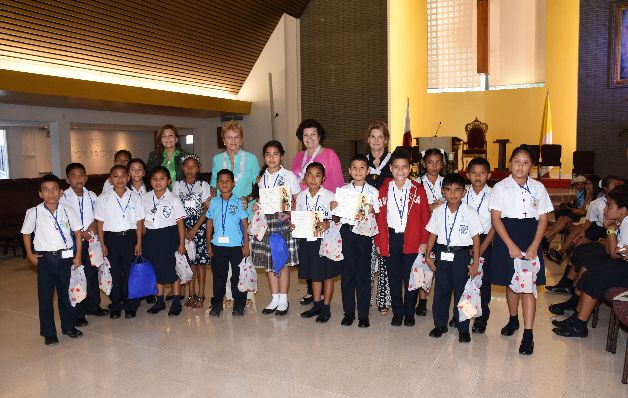 4. Grupo total de alumnos participantes de la categoría de Pictórico Nivel II, con la presidenta Sra. Anita de Moreno y las  vicepresidentas Sra. Dayra de Fábrega y Sra. Gerta de Pérez y la señora Elsie de Roquebert. 