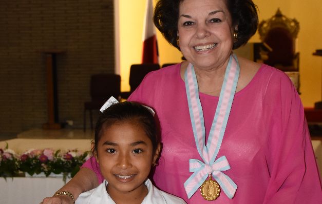 5. Alumna ganadora del primer premio de la categoría de Pictórico Nivel I I, Yelkis E. Pittí,  alumna del cuarto grado de la escuela Doleguita, de la provincia de Chiriquí, y la presidenta de la asociación, Sra. Anita de Moreno. 