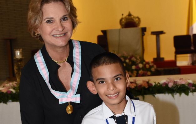 3. Alumno ganador de segundo premio de la categoría de oratoria, Manuel de Jesús Morales, estudiante del quinto grado de la escuela Anexa del Canadá, en Veraguas, con la Sra. Dayra de Fábrega, vicepresidenta de la asociación. 