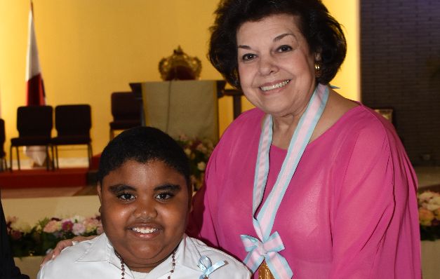 2. Alumno ganador del primer premio de la categoría de oratoria, Juan de Dios Lasso López, estudiante de quinto grado  de la escuela de Cabuya de Parita, en la provincia de Herrera, y la presidenta de la asociación, Sra. Anita de Moreno. 
