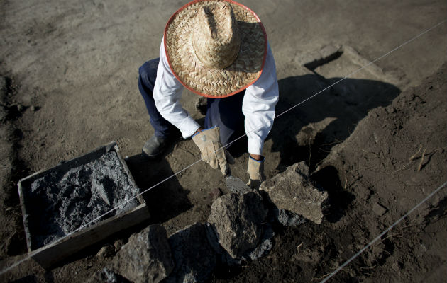 Un trabajador reconstruye una pared derribada. Foto/ AP