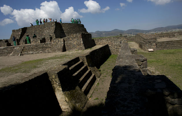 Estudiantes visitan un templo en el sitio arqueológico Zultepec-Tecoaque. Foto/ AP