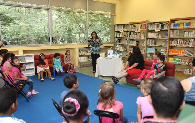 Briseida Bloise presenta a Liza Di Georgina a los entusiastas niños. Briseida Bloise presenta a Liza Di Georgina a los entusiastas niños.