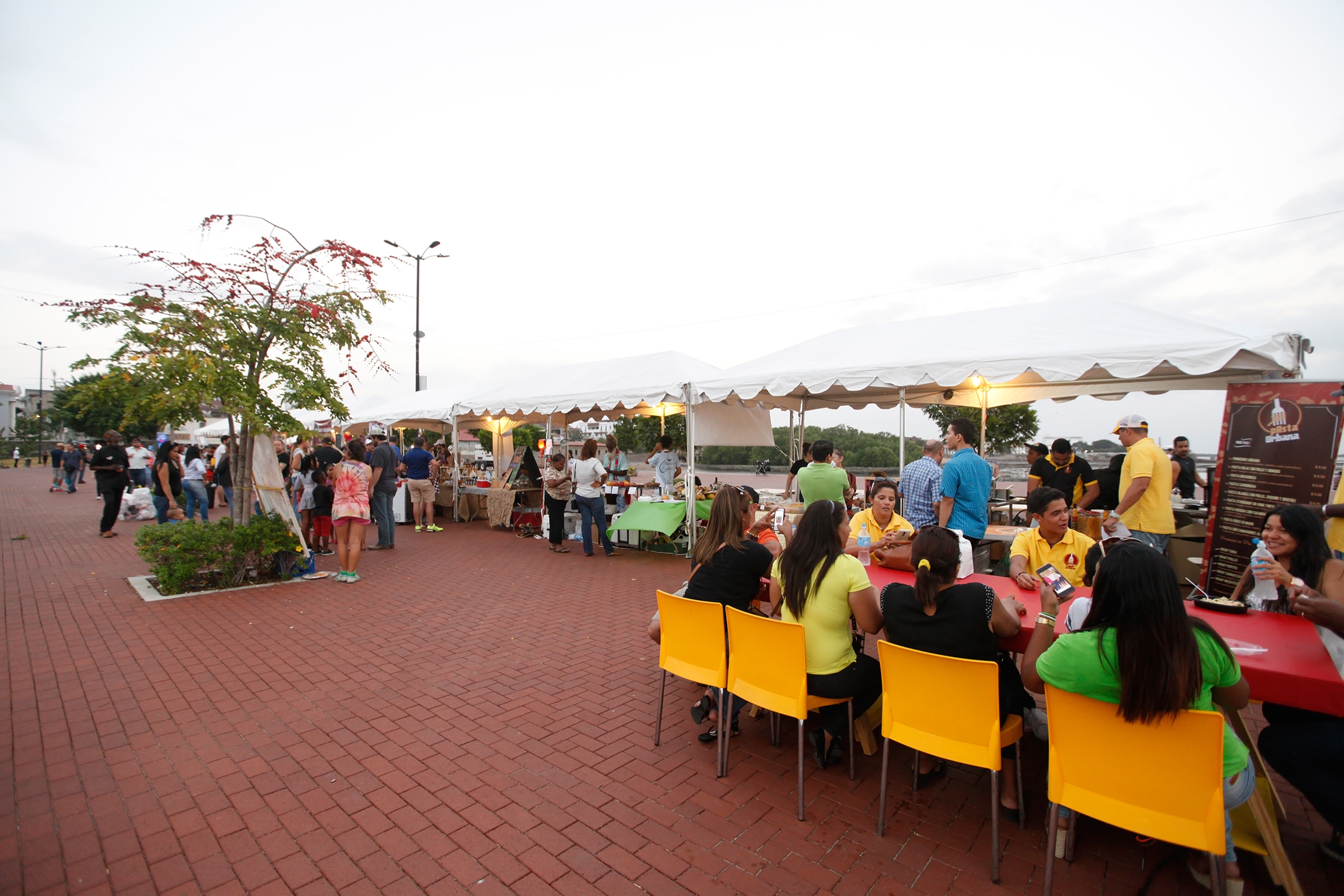 Las parejas disfrutaron de un buen ambiente. Música, comida, estilo de vida