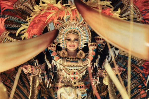 El primer paseo nocturno de las tres reinas de Las Tablas, ya coronadas por sus tunas, estuvo colorido y repleto de lujo y brillo.