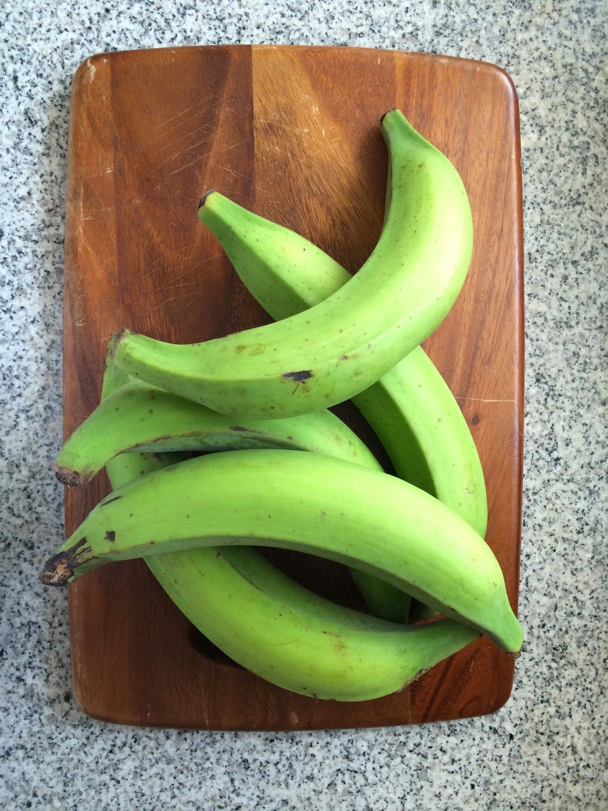 Aunque el plátano verde es un plátano amarillo sin madurar, tiene diferentes usos. Mientras, puedes comer el plátano amarillo inmediatamente después de pelarlo, el plátano verde se come mejor cocido, hervido o frito. Nutricionalmente, el plátano verde es una buena fuente de fibra, vitaminas y minerales y contiene un almidón que pueden ayudar a controlar la glucemia, gestionar el peso y disminuir los niveles de colesterol de la sangre. Crema de zapallo y plátano verde