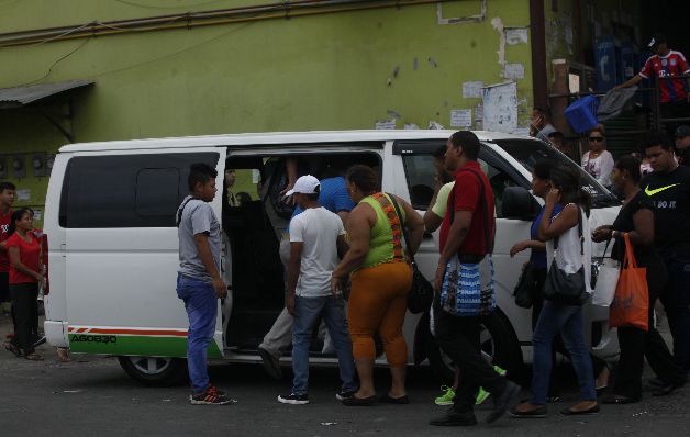 Los dueños de busitos piratas se aprovechan de los usuarios. / Edwin González Los dueños de busitos piratas se aprovechan de los usuarios. / Foto Edwin González