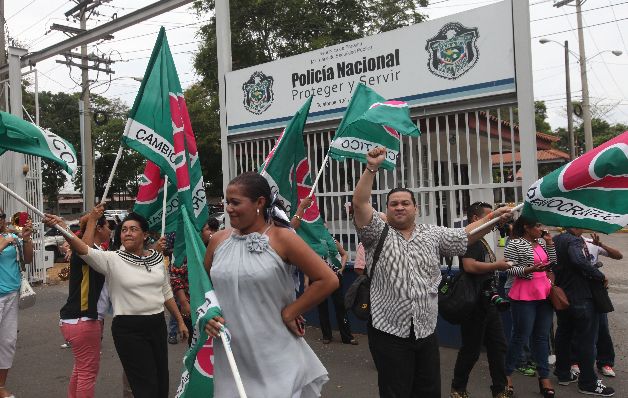 Simpatizantes de CD llegaron a corear: "Mulino presidente". / Edwin González Simpatizantes de CD llegaron a corear: "Mulino presidente". / Foto Edwin González