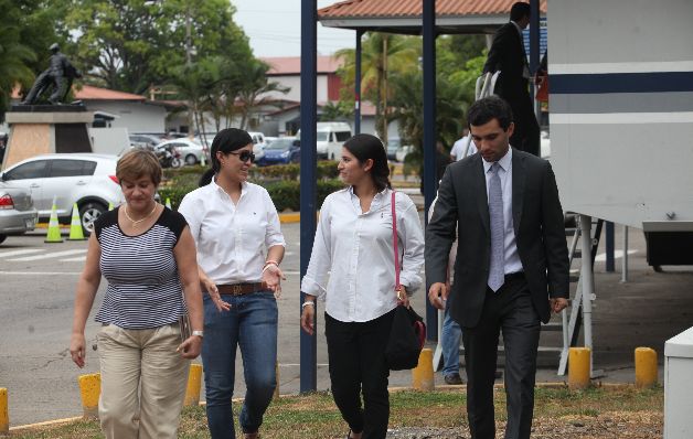 Esposa e hijo de Mulino se convirtieron en su soporte, mientras el exministro estuvo en detención preventiva