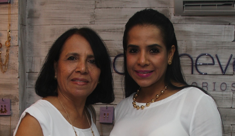 2. Isabel de León y Karina Fuentes.
