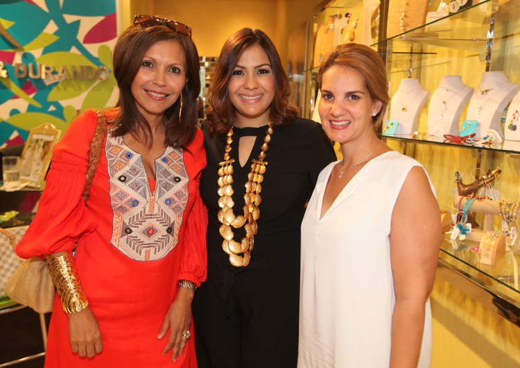 5. Yamilet Cornejo, María Paola Roja y Mary Constantakis.