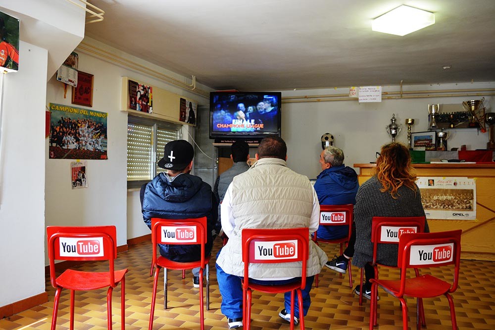 Los hombres acuden al bar del pueblo, lo llaman Youtube / Cortesía.