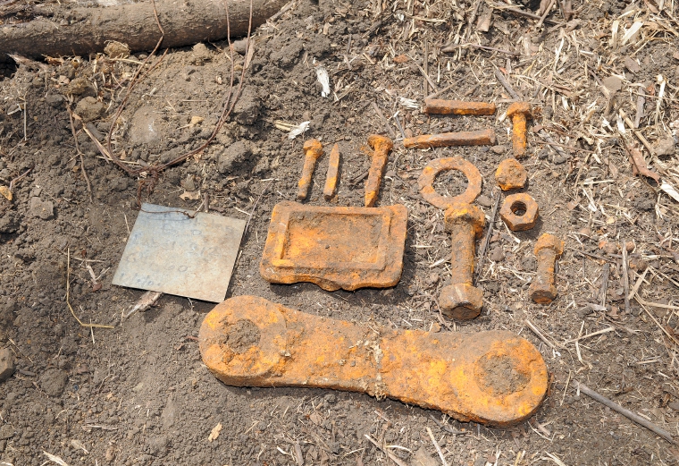 Tornillos y piezas de acero hallados en excavación de ampliación. Tornillos y piezas de acero hallados en excavación de ampliación.
