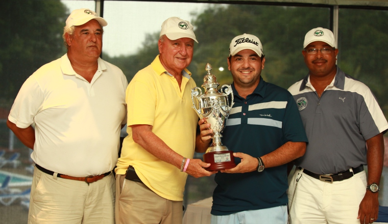 Cargiulo junto a los miembros de Apagolf. /Foto Anayansi Gamez