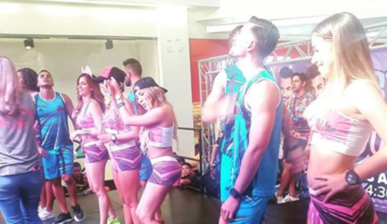 Los participantes y asistentes interactuaron en tarima. Los participantes y asistentes interactuaron en tarima.