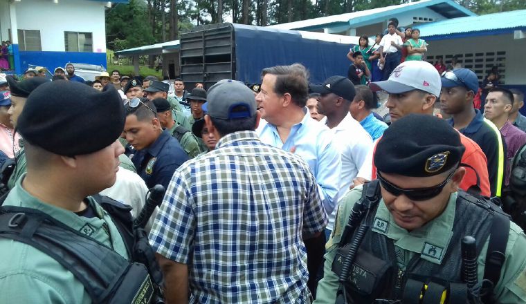 Varela se escudó detrás de la policía para enfrentar a los quejosos. Varela se escudó detrás de la policía para enfrentar a los quejosos.