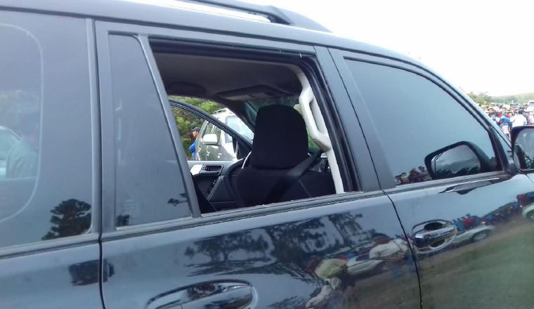 Confusión tras descontento: En medio del enojo por parte de quienes estaban presente en Llano Tugrí, donde se firmaba el acuerdo, se lanzaron algunas piedras que impactaron contra unidades policiales y contra un vehículo de la Presidencia.