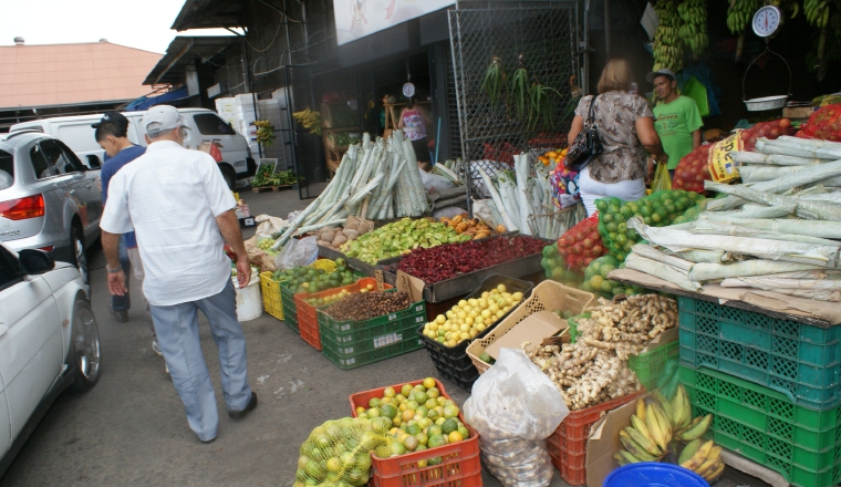 En el Mercado de Abastos es frecuente ver alimentos en el piso. En el Mercado de Abastos es frecuente ver alimentos en el piso. /Foto Archivo