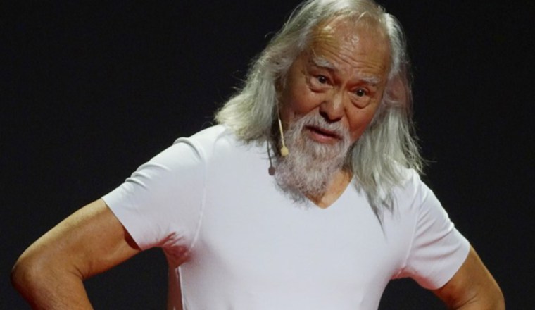 Gracias a su hija, que había sido contratada para componer la música de uno de los desfiles, la figura de Wang no pasó inadvertida. Gracias a su hija, que había sido contratada para componer la música de uno de los desfiles, la figura de Wang no pasó inadvertida.