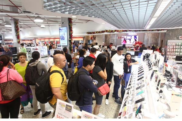 Panameños buscan mejores ofertas. /Foto Archivo