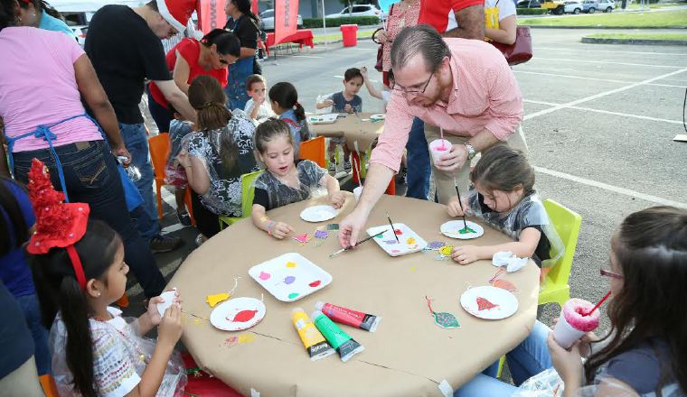 2. Papás y niños pintando y compartiendo en familia. 2. Papás y niños pintando y compartiendo en familia.