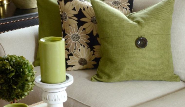 Puedes apostar por el tono "Greenery" en accesorios. Puedes apostar por el tono "Greenery" en accesorios.