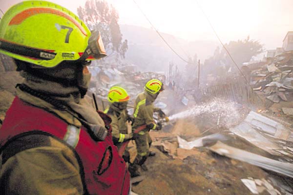 Bombero chileno sigue trabajando mientras arde su casa