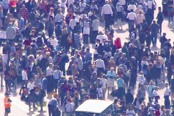 Centenares de personas  evacuadas tras el tiroteo