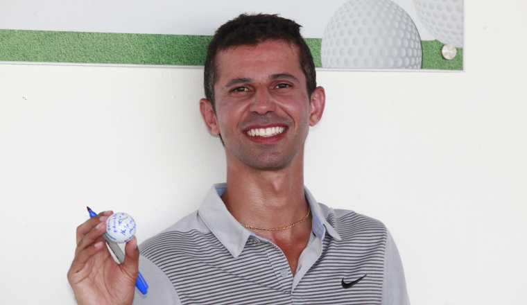 Ordóñez muestra la pelota del  'ace'.