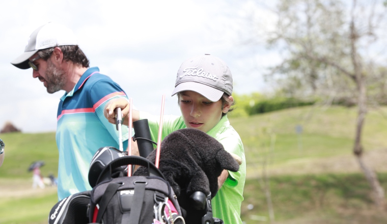 3.  Diego Álvarez lideró la categoría de 9-10 años con un acumulado de  148 golpes.