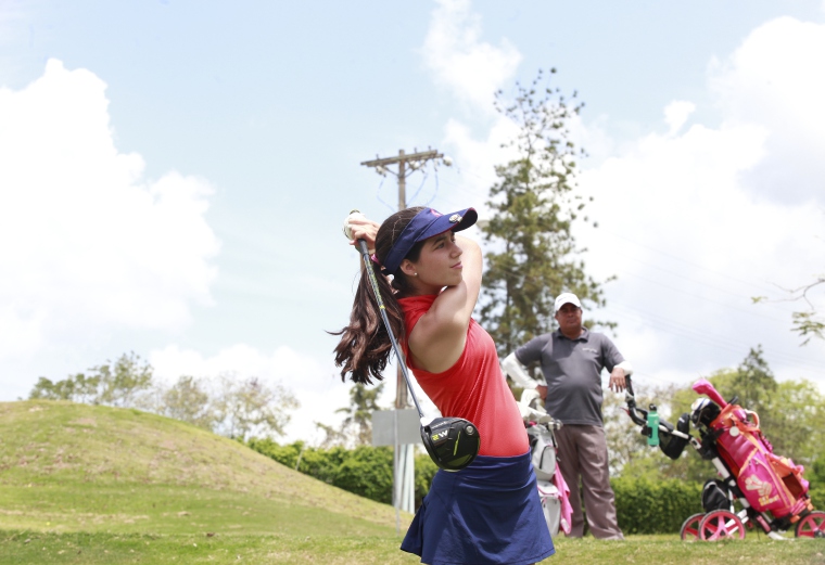 5.  Carla Álvarez registró una puntuación de 169 golpes en los  13-14 años. 