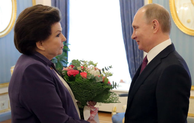 El presidente ruso Vládimir Putin (d) felicita por su 80 cumpleaños a la primera mujer que voló al espacio, Valentina Tereshkova.Foto/EFE