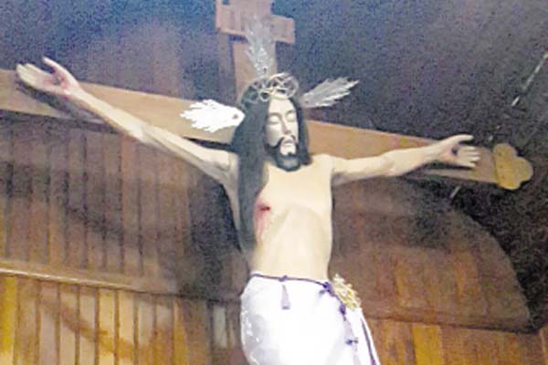 La imagen del Sepulcro es colocada  cada año en la entrada del templo